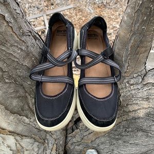 Earth Origins Mary Jane tennies in great condition, hardly worn